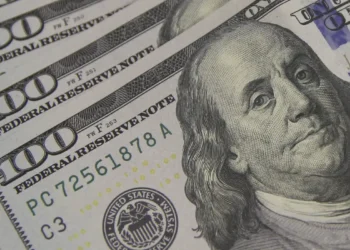 O dólar encerrou em ligeira queda, mesmo com informações dos EUA e desapontamento com a China