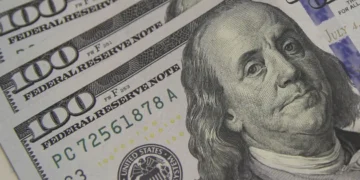 O dólar encerrou em ligeira queda, mesmo com informações dos EUA e desapontamento com a China