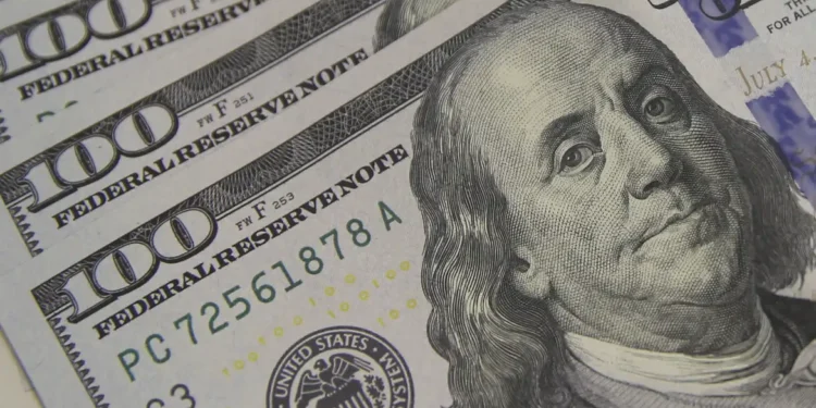 O dólar encerrou em ligeira queda, mesmo com informações dos EUA e desapontamento com a China