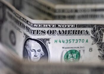 Com o agravamento da guerra no Oriente Médio, o dólar avança, porém a valorização é restrita a 0,3%