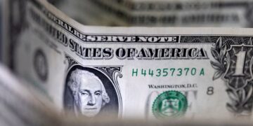 Com o agravamento da guerra no Oriente Médio, o dólar avança, porém a valorização é restrita a 0,3%