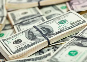 O dólar avança 0,5%, atingindo R$ 5,47, em meio à intensificação do conflito no Oriente Médio