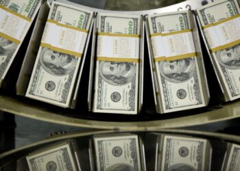 Apesar do avanço no exterior, o dólar fechou estável, com foco no fiscal e na ata do Copom