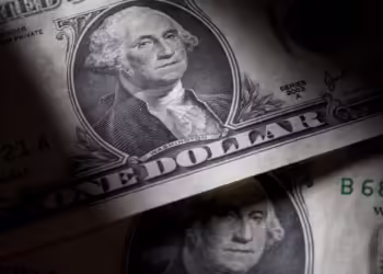 Após prévia da inflação e expectativa fiscal, o dólar atinge R$ 5,80; a bolsa avança