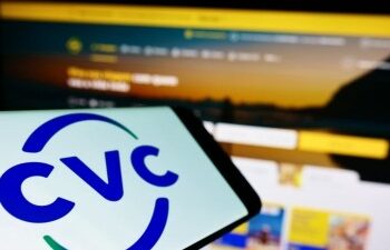 Após a proposta de uma pílula venenosa, a CVC (CVCB3) dispara mais de 9% e lidera as altas do Ibovespa. Qual é o significado disso para o investidor?