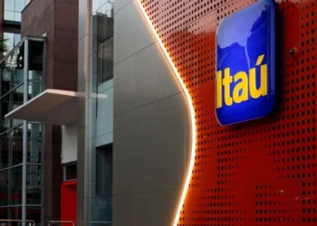 Itaú (ITUB4) se destaca positivamente entre os grandes bancos, enquanto Santander (SANB11) apresenta o pior desempenho