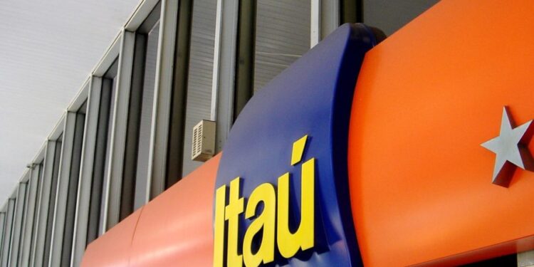 O Itaú (ITUB4) registrou um lucro de R$ 10,6 bilhões no terceiro trimestre, um aumento de 18,1% na comparação anual