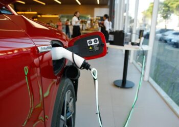 As vendas de veículos elétricos estão aumentando no Ceará; os motoristas devem prestar atenção às manutenções