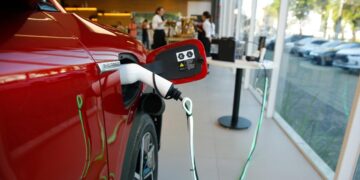 As vendas de veículos elétricos estão aumentando no Ceará; os motoristas devem prestar atenção às manutenções