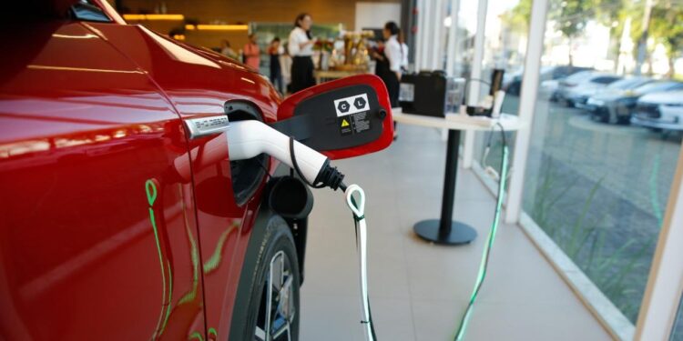 As vendas de veículos elétricos estão aumentando no Ceará; os motoristas devem prestar atenção às manutenções