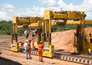 Ministro garante que há recursos garantidos para a conclusão das obras da Transnordestina durante visita ao Ceará