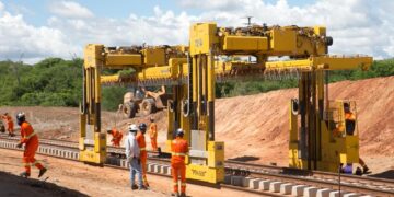 Ministro garante que há recursos garantidos para a conclusão das obras da Transnordestina durante visita ao Ceará