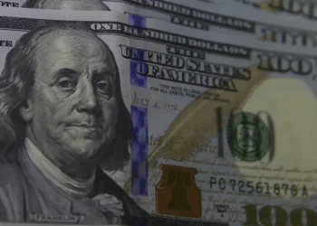 Dólar ultrapassa R$ 5,86 e Bolsa cai, com eleições dos EUA e contas públicas em foco