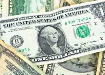 O dólar encerrou em alta, cotado a R$ 5,77, impulsionado por preocupações com Trump e pela demora na aprovação do pacote fiscal