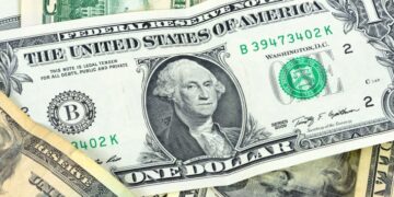 O dólar encerrou em alta, cotado a R$ 5,77, impulsionado por preocupações com Trump e pela demora na aprovação do pacote fiscal