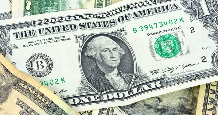 O dólar encerrou em alta, cotado a R$ 5,77, impulsionado por preocupações com Trump e pela demora na aprovação do pacote fiscal