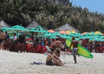 As barracas da Praia do Futuro promovem um feirão de empregos, oferecendo aproximadamente 200 oportunidades