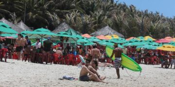 As barracas da Praia do Futuro promovem um feirão de empregos, oferecendo aproximadamente 200 oportunidades