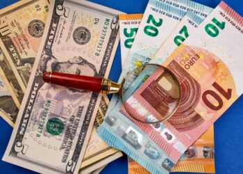 Dólar avança um pouco em relação aos pares; libra e euro perdem valor