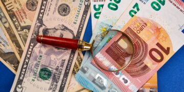 Dólar avança um pouco em relação aos pares; libra e euro perdem valor
