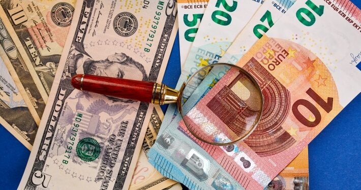 Dólar avança um pouco em relação aos pares; libra e euro perdem valor
