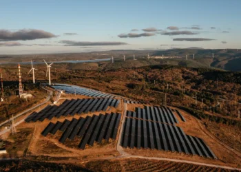 Empresa de origem chinesa planeja investir em energia eólica offshore e parque solar no Ceará