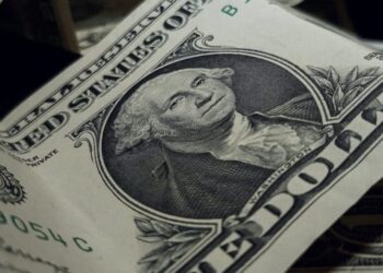 Dólar encerra com relativa estabilidade, sendo negociado a R$ 5,80