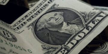 Dólar encerra com relativa estabilidade, sendo negociado a R$ 5,80