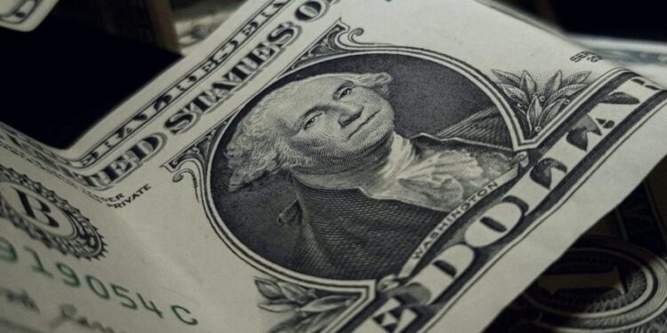 Dólar encerra com relativa estabilidade, sendo negociado a R$ 5,80