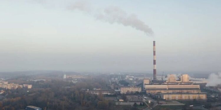 Em 2023, as emissões de gases de efeito estufa na União Europeia diminuíram 8%