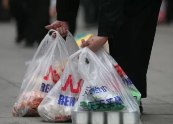 Depois de uma queda de 75% na utilização de sacolas plásticas, a Suécia anula a taxa aplicada a este produto