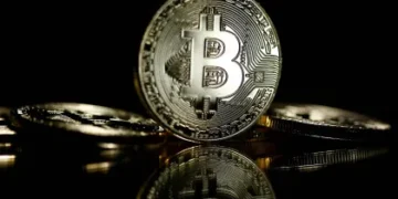 A MicroStrategy está se preparando para deter 4% do total de bitcoin na próxima década, enquanto Bernstein eleva a meta de preço para US$ 600