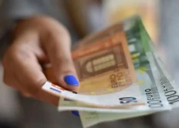 Em 2023, menos da metade dos pagamentos foram efetuados em dinheiro