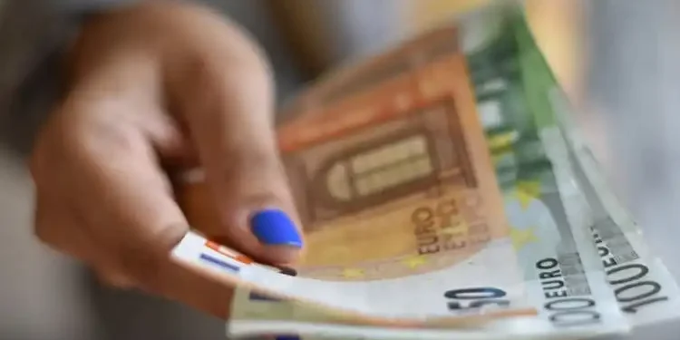 Em 2023, menos da metade dos pagamentos foram efetuados em dinheiro