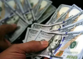 Embora a Bolsa tenha subido, o dólar voltou a fechar acima de R$ 6