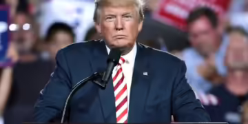 Trump e Brics: compreenda a ameaça de taxar em 100% os países do grupo se o dólar for substituído pelo real