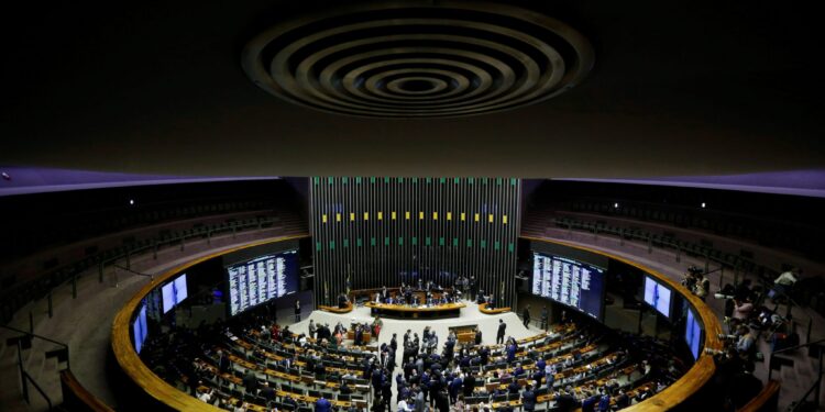 Aprovado o imposto de 15% sobre o lucro de multinacionais pela Câmara