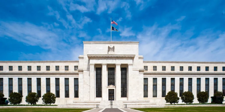 O Banco Central dos Estados Unidos considera um novo corte nas taxas, mesmo com o crescimento da inflação