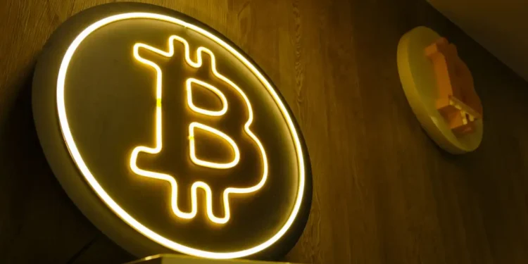 Bitcoin (BTC) estabelece novo recorde, porém diminui à espera da decisão do Fed
