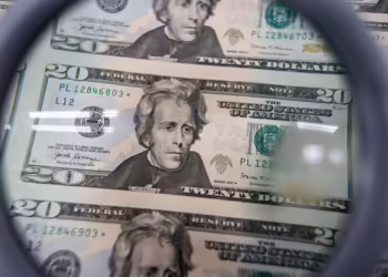 Dólar supera R$ 6,15 com ata do Copom e preocupação com o cenário fiscal no centro das atenções