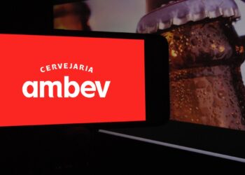 Ambev (ABEV3) faz uma mudança inesperada no CFO, porém o mercado não percebe alteração na tese; entenda