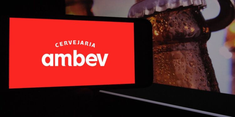 Ambev (ABEV3) faz uma mudança inesperada no CFO, porém o mercado não percebe alteração na tese; entenda