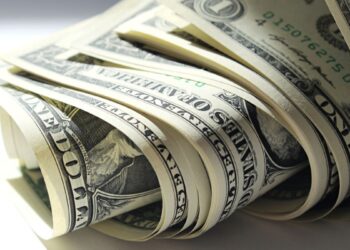 O Banco Central vai vender US$ 3 bilhões nesta segunda-feira para conter a alta do dólar