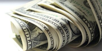 O Banco Central vai vender US$ 3 bilhões nesta segunda-feira para conter a alta do dólar