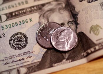 O dólar encerrou em alta de 1,87%, impulsionado por questões fiscais e ganhos no cenário internacional