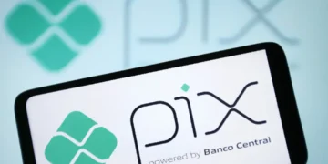 Pix ultrapassa o dinheiro e se consolida como o meio de pagamento preferido dos brasileiros, de acordo com um estudo do Banco Central