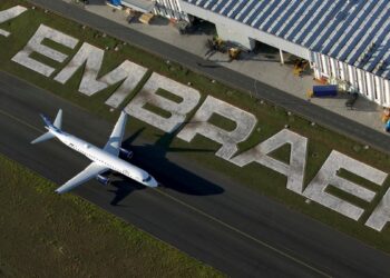 Embraer: As ações estão em alta; o BBB prevê um impacto restrito à EMBR3 devido à queda do avião