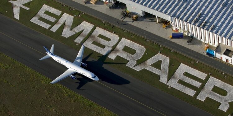 Embraer: As ações estão em alta; o BBB prevê um impacto restrito à EMBR3 devido à queda do avião