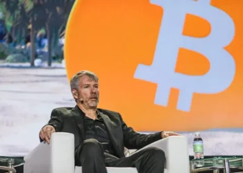 MicroStrategy compra mais R$ 3,4 bilhões em bitcoin e ultrapassa 440 mil unidades
