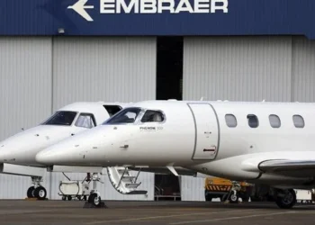 A Embraer (EMBR3) recebe um novo pedido de aeronaves no final do ano, impulsionando suas ações na Bolsa de Valores de São Paulo.